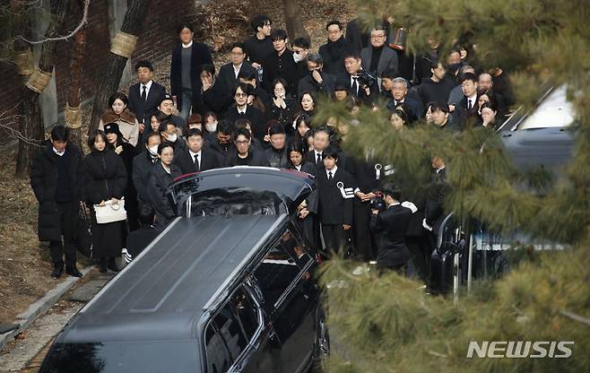 [서울=뉴시스] 故이선균의 발인이 29일 오전 서울 종로구 연건동 서울대학교병원 장례식장에서 엄수됐다. (사진=사진공동취재단) 2023.12.29. photo@newsis.com