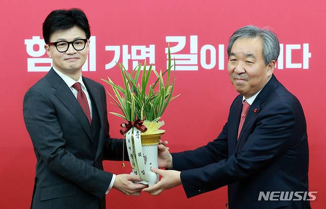 [서울=뉴시스] 고범준 기자 = 한동훈 국민의힘 비상대책위원장이 29일 오후 서울 여의도 국회에서 한오섭 대통령실 정무수석을 접견, 윤석열 대통령의 축하 난을 전달 받으며 기념촬영을 하고 있다. 2023.12.29. bjko@newsis.com