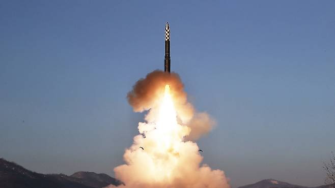 대륙간탄도미사일(ICBM) 화성-18형 발사훈련. 연합뉴스