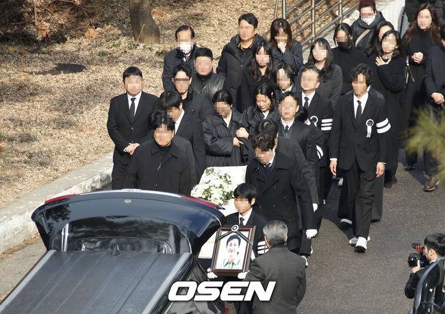 [OSEN=사진팀] 29일 오전 서울 연건동 서울대학교병원 장례식장에서 故이선균의 발인이 엄수됐다.장지는 수원연화장으로 바뀌었으며 유해는 경기 광주 삼성엘리시움에 봉안 예정이다. 2023.12.29/photo@osen.co.kr<사진=사진공동취재단>