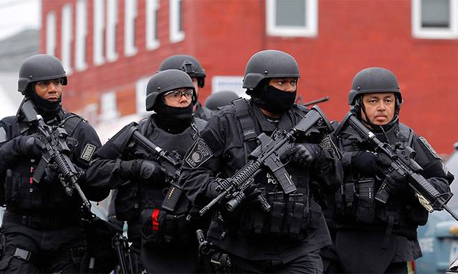 미국 특수기동대(SWAT·스왓) 대원들. 보스턴=로이터연합뉴스