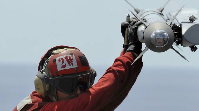 미 해군 무장사가 AIM-9X 단거리 공대공미사일을 만지고 있다. 한국이 개발할 신형 단거리 공대공미사일은 AIM-9X와 유사한 성능을 지닐 것으로 보인다. 세계일보 자료사진