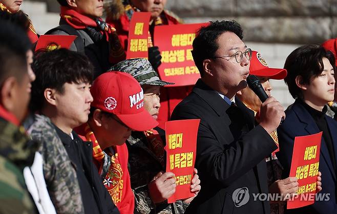 발언하는 천하람 (서울=연합뉴스) 신준희 기자 = 국민의힘 천하람 순천갑 당협위원장이 30일 국회 본관 앞에서 해병대 예비역 전국연대가 연 채상병 특검법 처리 촉구 시위에서 발언하고 있다. 2023.11.30 hama@yna.co.kr