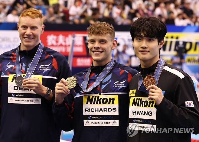 황선우, 자유형 200ｍ 한국新…세계선수권 2회 연속 메달 새역사 (후쿠오카=연합뉴스) 윤동진 기자 = 동메달을 획득한 황선우가 25일 일본 후쿠오카 마린 메세 후쿠오카홀에서 열린 2023 세계수영선수권 남자 200m 자유형 메달 세리머니에서 메달을 들어 보이고 있다. 왼쪽부터 은메달 영국 톰 딘, 금메달 영국 매슈 리처즈, 동메달 황선우. 2023.7.25 mon@yna.co.kr