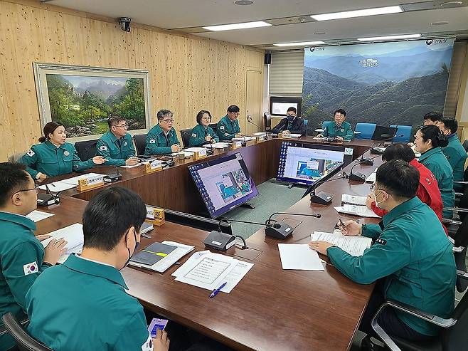 대설·한파 대응 산림청 긴급 영상회의 (서울=연합뉴스) 산림청은 21일 전국에 한파특보가 발효되고 서해안 등 일부 지역에 많은 눈이 예상됨에 따라 자연휴양림 등 산림 다중이용시설과 임업인 경영시설 피해를 최소화하기 위한 대책 마련에 나섰다고 밝혔다. 사진은 대설·한파 대응 산림청 긴급 영상회의 모습. 2023.12.21 [산림청 제공. 재판매 및 DB 금지] photo@yna.co.kr