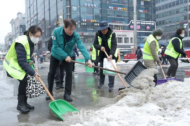 이동환 시장(왼쪽)과 시민들이 제설작업을 하고 있다.(사진=고양특례시 제공)