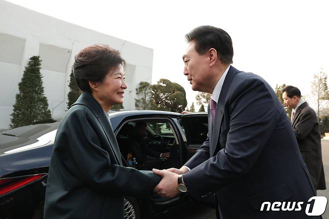 윤석열 대통령이 29일 박근혜 전 대통령을 만나 서울 용산구 한남동 관저에서 오찬을 마친 뒤 배웅하고 있다. (대통령실 제공) 2023.12.29/뉴스1 ⓒ News1 안은나 기자