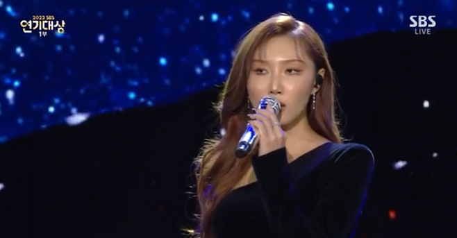 차분한 곡의 무대를 펼친 화사. 사진 | 2023 SBS 연기대상 화면 일부