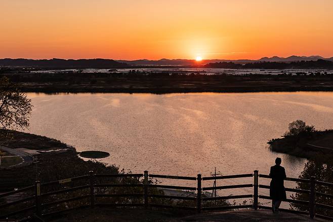 한 해의 끝, 저물어가는 1년 앞에 서니 마음이 속산인다. "이만하면 그래도 잘 살아낸 것 아니냐"고. 오르는 수고 대비 최고의 노을 풍경을 선사했던 강경 '옥녀봉 노을 전망대'에서 가는 해를 배웅했다. / 장은주 영상미디어 객원기자