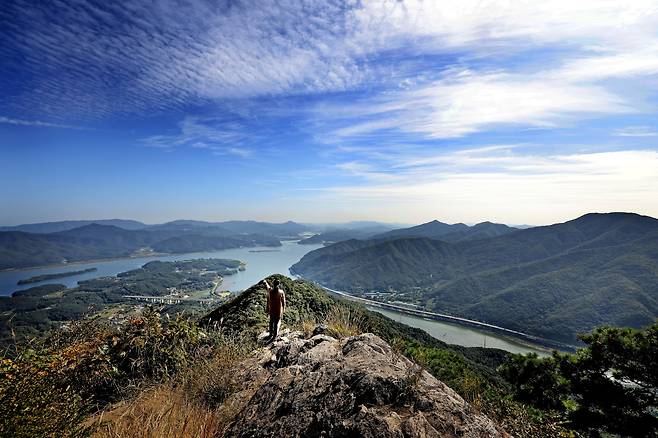 '아무튼, 주말' 독자 100명이 선택한 '올해 가장 기억에 남는 국내 여행지' 중 독자들에게 가장 많은 선택을 받은 '남양주시와 함께한 다산 발자취 기행' 속 '목민심도' 코스의 예빈산 견우봉. / 주민욱 영상미디어 객원기자