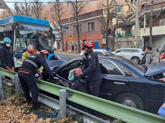 소방대원들이 30일 경남 창원시 마산합포구 월영동 밤밭고개로에서 그랜저 승용차와 시내버스 정면 충돌 사고 후 구조 작업을 벌이고 있다. 이 사고로 60대 승용차 운전자가 숨졌다. 창원소방본부 제공