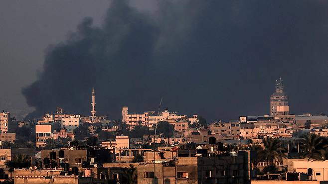 현지시간 29일 팔레스타인 무장정파 하마스와 이스라엘군이 교전 중인 가자지구 남부 칸 유니스에서 연기가 피어오르는 모습 [사진 제공: 연합뉴스]