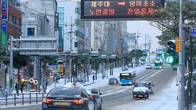 눈길 오르막 오르는 차량들 (사진은 기사 내용과 상관 없음) [자료사진 제공 : 연합뉴스]