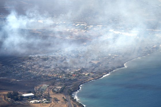 세계적 휴양지인 미국 하와이주 마우이섬 라하이나 일대에 대형 산불이 발생해 8월 9일(현지시간) 상공이 연기로 뒤덮였다. AFP=연합뉴스