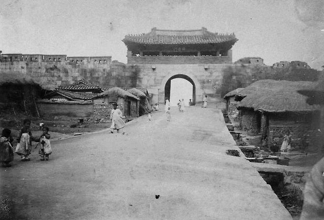 조선시대 공식 사형장이었던 서소문(소의문) 밖. 중구 중림동, 순화동 일대의 서소문 밖 네거리는 삼남의 물산이 집중돼 성저십리 중 가장 번화한 장소였다. 많은 사람들에게 경각심을 주기 위해 조선 정부는 이곳을 사형장으로 운영했다. [국립민속박물관]