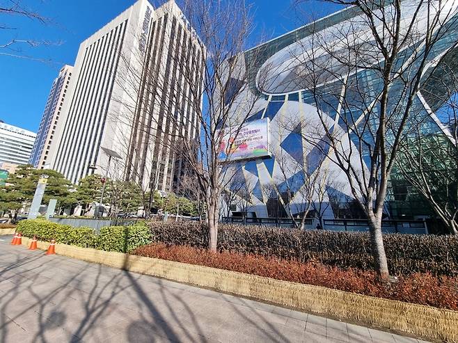 국사범을 능지처참하던 군기시(병기제조 관청)가 있었던 프레스센터와 서울시청. 조선시대 대역죄인은 군기시 앞 대로와 군기시 동편 무교에서 주로 처형했다. [배한철기자]