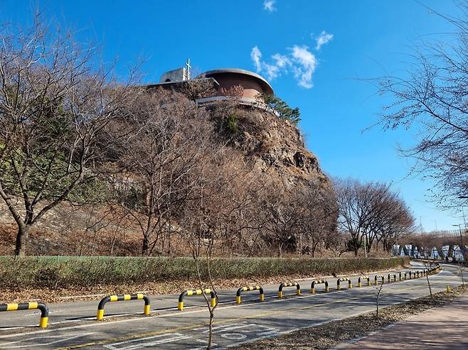 절두산 형장의 현재모습. 천주교 박해때 수많은 신자들이 절두산에서 참수형으로 죽었다. 잘려진 목은 강으로 던져졌다고 전해진다. 김옥균의 시신은 그앞 한강 백사장에서 능지처참됐다. [배한철기자]