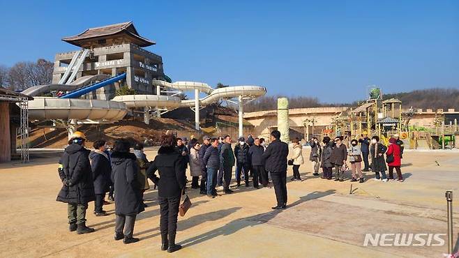 [영주=뉴시스] 김진호 기자 = 경북 영주시 통장 및 시민들이 29일 소백산영주스파리조트 실외 워터파크 보수공사 현장을 둘러보고 있다. 2023.12.29 kjh9326@newsis.com