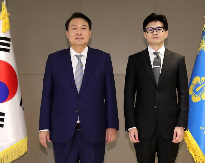 윤석열 대통령이 2022년 5월 26일 정부세종청사에서 한동훈 신임 법무부 장관에게 임명장을 수여한 후 기념 촬영하고 있다. [뉴시스]