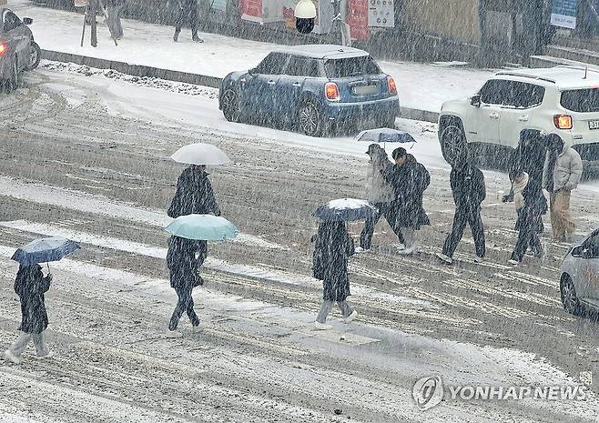 눈 내리는 춘천 (춘천=연합뉴스) 양지웅 기자 = 전국 곳곳에 대설특보가 발효 중인 30일 강원 춘천 시내에 많은 눈이 내리고 있다. 2023.12.30 yangdoo@yna.co.kr