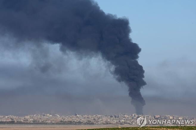가자지구 남부 국경지대에서도 이뤄지는 폭격 [AFP 연합뉴스 자료사진. 재판매 및 DB 금지]