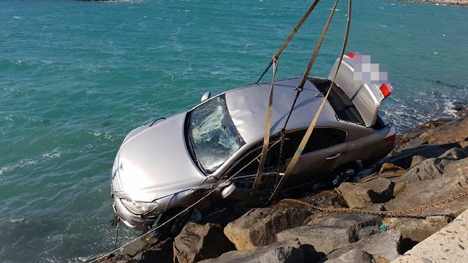 지난 2018년 12월 31일 오후 전남 여수 금오도 한 선착장 앞바다에 빠진 승용차 인양 모습 (사진=여수해경 제공)
