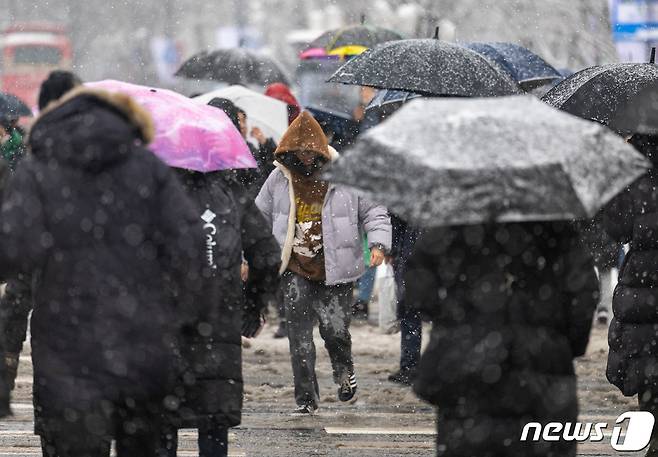 서울 전역에 대설주의보가 발효된 30일 세종대로 광화문사거리에서 시민들이 발걸음을 재촉하고 있다. 2023.12.30/뉴스1 ⓒ News1 이재명 기자