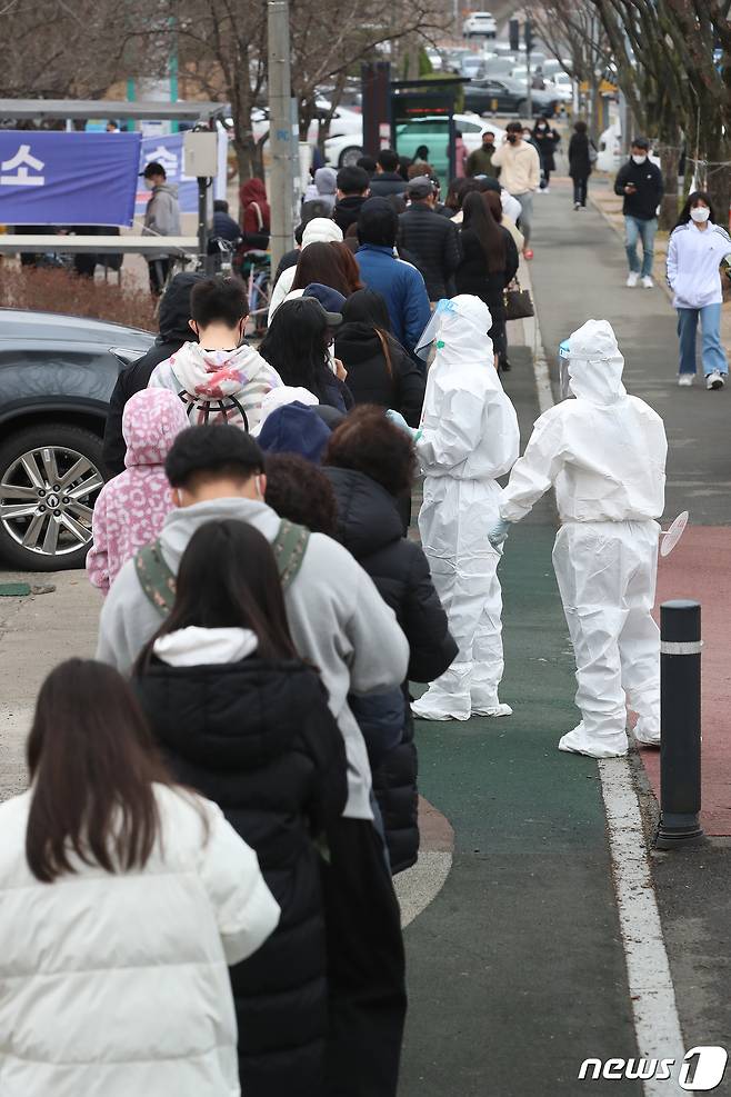 2022년 3월 14일 경북 경산시보건소 선별진료소를 찾은 시민들이 코로나19 PCR(유전자증폭) 검사를 받기 위해 길게 줄지어 차례를 기다리고 있는 모습. 2022.3.14/뉴스1 ⓒ News1 공정식 기자