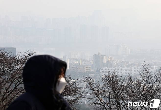 29일 서울 남산에서 내려다 본 서울 도심이 초미세먼지와 안개 등으로 뿌옇다. 2023.12.29/뉴스1 ⓒ News1 구윤성 기자