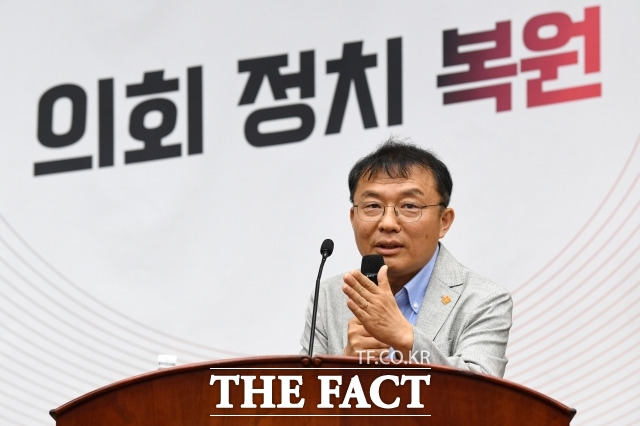 국민의힘은 31일 과거 노인 비하 발언("빨리빨리 돌아가시라") 논란으로 자진 사퇴한 민경우 시민단체 길 상임대표에 관해 "반성하고 책임질 줄 아는 국민의힘은 '내로남불' 더불어민주당과는 다르다"는 입장을 밝혔다. 사진은 민 전 위원, /남용희 기자