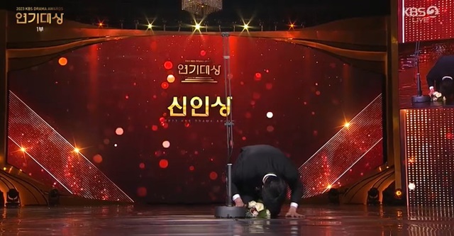추영우가 '2023 KBS 연기대상'에서 신인상 수상 후 큰절을 했다. /KBS 2TV 방송화면 캡처