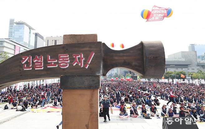 정부가 건설노조의 불법행위에 대한 근절을 선언하며 대대적인 단속에 나선 뒤 건설현장 분위기가 크게 달라진 것으로 전해진다. 사진은 민주노총 산하 건설노조가 2019년 광화문 광장에서 임금단체협상을 앞두고 상경 투쟁을 벌이는 모습이다. 동아일보 DB