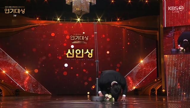 '2023 KBS 연기대상' 배우 추영우가 신인상을 받고 큰절을 해 웃음과 감동을 함께 전했다. KBS 영상 캡처