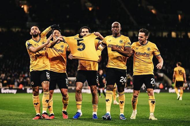 31일 몰리뉴 스타디움에서 열린 울버햄프턴과 에버턴의 경기. 울버햄프턴 선수단이 득점 후 부친상을 당한 마리오 르미나를 격려하는 세리머니를 펼치고 있다. 사진=울버햄프턴 SNS