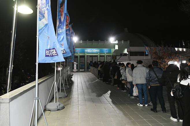 31일 대구실내체육관에서 열린 대구 한국가스공사와 울산 현대모비스의 2023~24 정관장 프로농구 정규리그 경기. 농구영신 매치를 찾아 온 관중들이 입장하고 있다. 사진=KBL