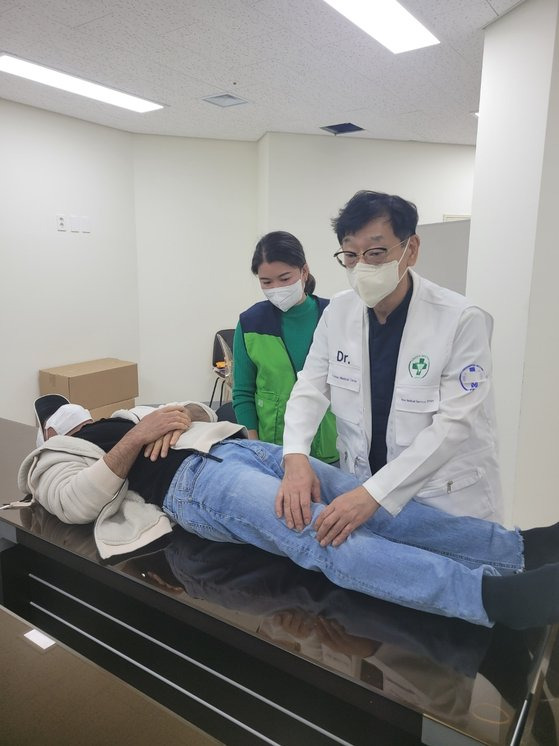 지난 24일 부산 온종합병원에 차려진 그린닥터스 국제진료소에서 윤성훈 온종합병원 정형외과 진료원장이 환자를 진료하고 있다. 사진 그린닥터스