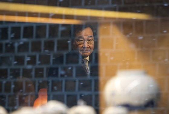 이낙연 전 더불어민주당 대표가 30일 오전 서울 중구의 한 식당에서 이재명 대표와 회동을 마친 후 굳은 표정으로 취재진 앞에 서 있다. 뉴스1