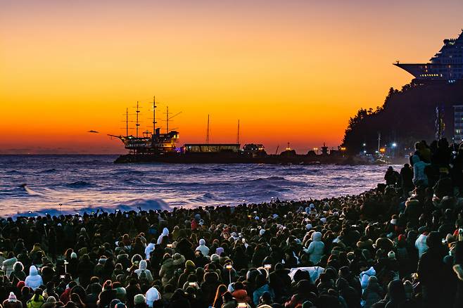 Tourists watch a New Year’s sunrise in Jeongdongjin in Gangneung, Gangwon Province. (Gangneung Office)