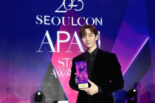 이준호가 ‘2023 APAN STAR AWARDS’(2023 에이판 스타 어워즈)에서 영예의 대상과 함께 총 5관왕을 차지했다. 사진=JYP엔터테인먼트