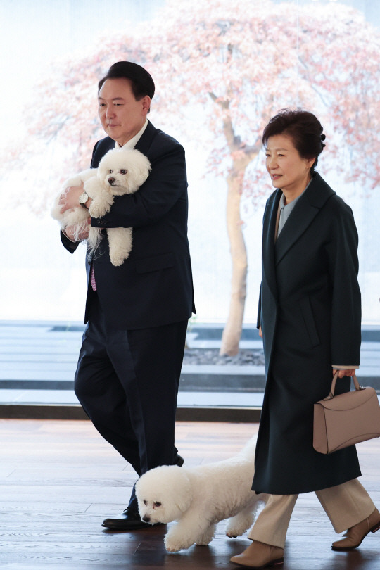 윤석열 대통령이 29일 서울 용산구 한남동 대통령 관저에서 박근혜 전 대통령과 오찬을 마친 뒤 업무동을 나서고 있다. 연합뉴스(대통령실 제공)