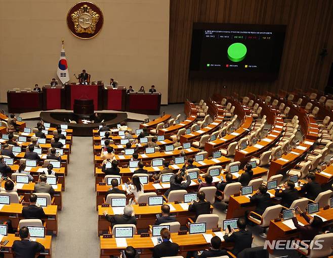 [서울=뉴시스] 이영환 기자 = 28일 오후 서울 여의도 국회에서 열린 제411회국회(임시회) 제3차 본회의에서 대통령 배우자 김건희의 도이치모터스 주가조작 의혹 진상규명을 위한 특별검사 임명 등에 관한 법률안에 대한 수정안이 재적 298인, 재석 180인, 찬성 180인으로 가결되고 있다. 2023.12.28. 20hwan@newsis.com