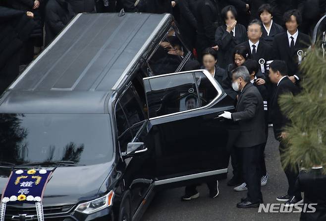 [서울=뉴시스] 故이선균의 발인이 29일 오전 서울 종로구 연건동 서울대학교병원 장례식장에서 엄수됐다. (사진=사진공동취재단) 2023.12.29. photo@newsis.com