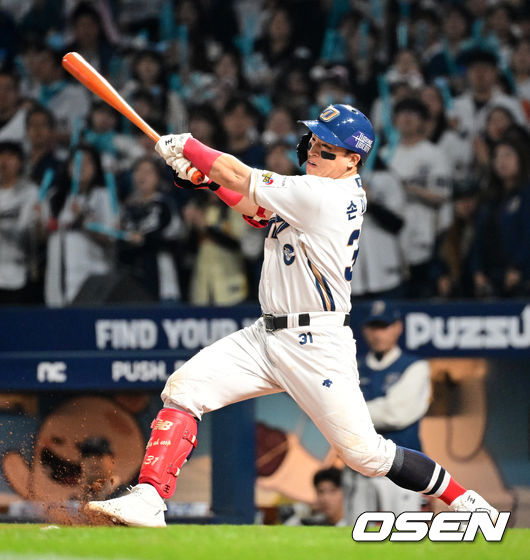 [OSEN=창원, 지형준 기자] 3일 오후 창원 NC파크에서 ‘2023 신한은행 SOL KBO 포스트시즌 플레이오프’ 4차전 NC 다이노스와 KT 위즈의 경기가 열렸다.8회말 1사 1,2루에서 NC 손아섭이 1티점 적시타를 날리고 있다. 2023.11.03 /jpnews@osen.co.kr