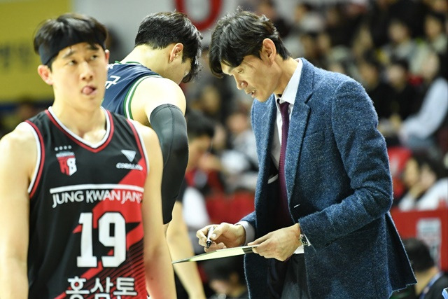 김주성 DB 감독(오른쪽). /사진=KBL 제공