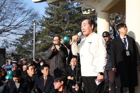 이낙연 전 더불어민주당 대표가 1일 오전 경기도 고양시 행주산성에서 지지자들에게 신년인사를 하고 있다. 〈사진=연합뉴스〉