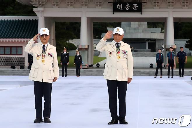 '제복-한복 패션쇼 자락을 펴다'에서 6.25 참전 유공자들이 제복을 입고 런웨이를 걸으며 인사하고 있다./뉴스1 ⓒ News1 이승배 기자