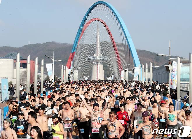 1일 대전 엑스포다리 일대에서 열린 맥키스컴퍼니 '2024 선양 맨몸러닝페스타'에서 대회 참여자들이 힘찬 출발을 하고 있다. . 2024.1.1/뉴스1 ⓒ News1 김기태 기자