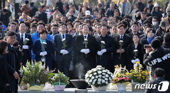 이재명 더불어민주당 대표가 1일 오후 경남 김해시 진영읍 봉하마을을 찾아 고 노무현 전 대통령 묘역을 참배하고 있다. 2024.1.1/뉴스1 ⓒ News1 윤일지 기자