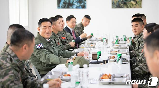 신원식 국방부 장관이 1일 해병대 제2사단(청룡부대)를 찾아 식사를 하며 장병들과 대화하고 있다. (국방부 제공) 2024.1.1/뉴스1