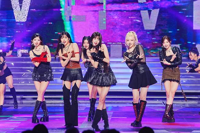 아이브가 MBC '2023 가요대제전'에서 무대를 펼치고 있다. 사진 제공=MBC